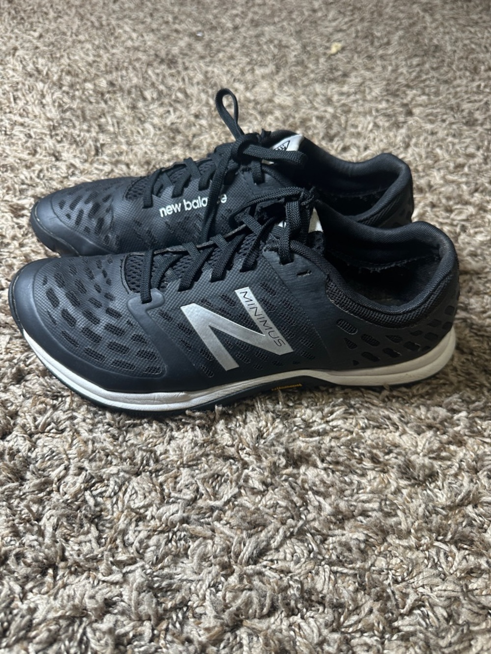 New Balance Minimus Men's Black and Silver Athletic Running Shoes size 8.5